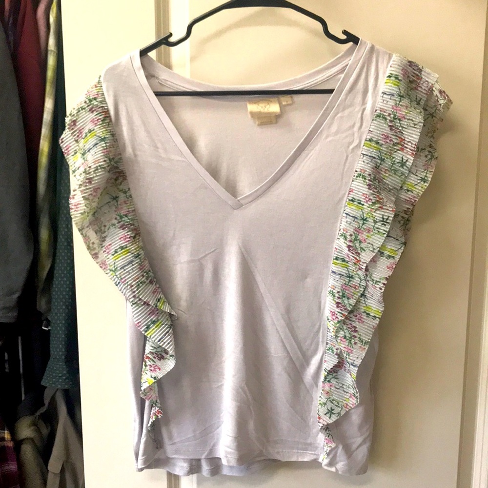 Anthropologie V neck tee w floral ruffle trim